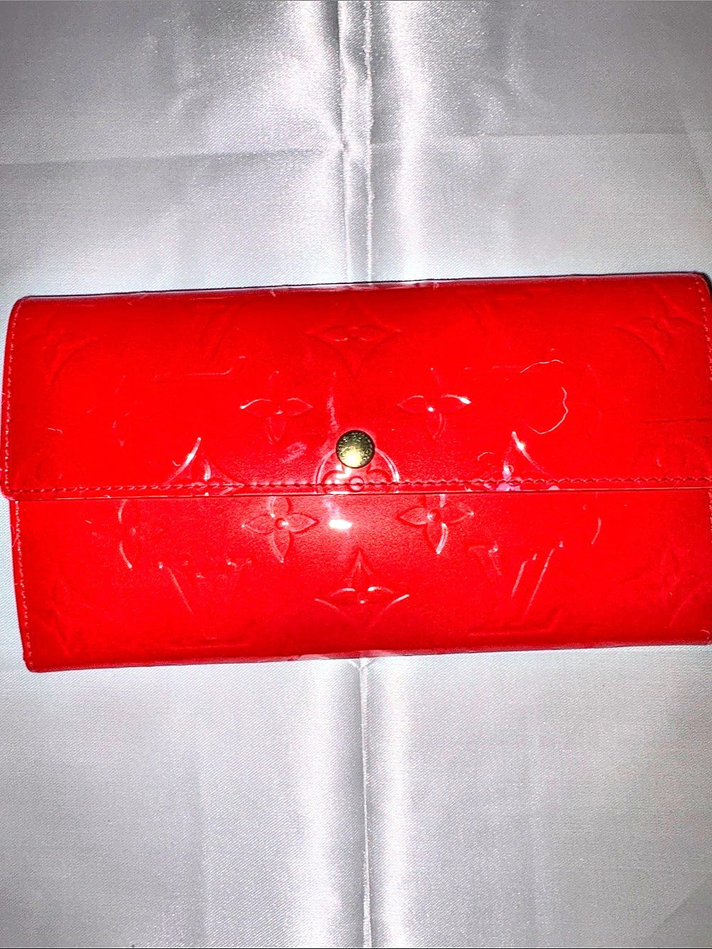 GÜÇ Louis Vuitton Monogram Vernis Sarah Wallet Pomme d'Amour Red